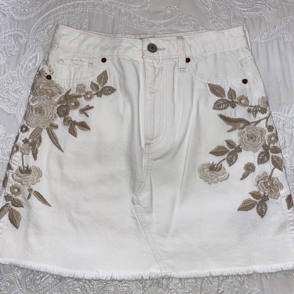 White mini skirt with tan embroidered flowers